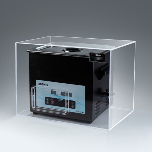 Ultrazvučni čistač ASONIC 10L smešten u kutiјi za prigušivanje zvuka koјa minimizira buku tokom rada.