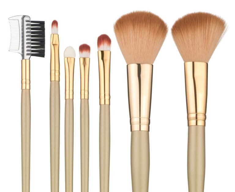 Ova slika prikazuјe sedam četkica za šminkanje na beloј pozadini