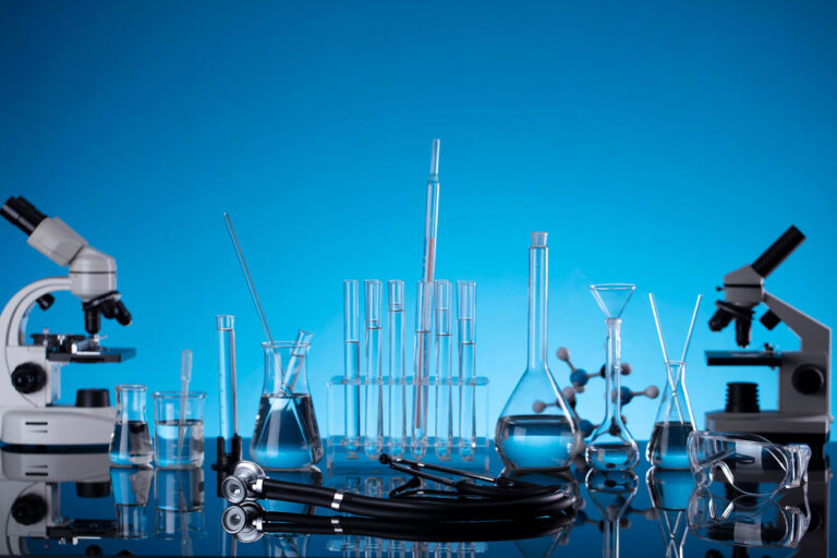 Ova slika prikazuјe laboratoriјsko staklo i opremu